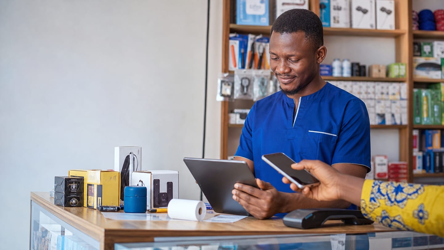 Commerçant enregistrant une vente